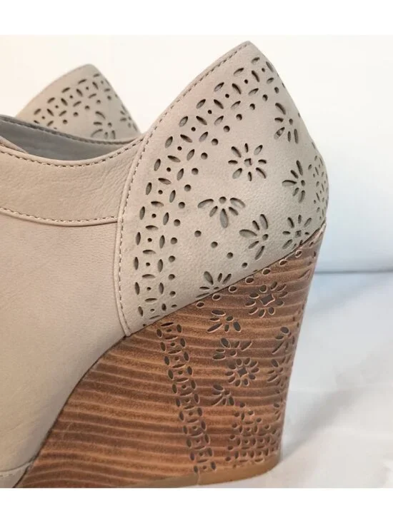 Gianni Bini Tan Leather Peep Toe Wedge Bootie Lace Up Laser Cut Sz 7 - Picture 10 of 10